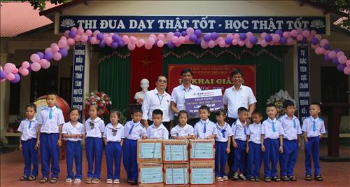 Công ty Thủy điện Bản Vẽ trao quà cho học sinh nhân dịp khai giảng năm học mới tại các xã Yên Na, Lượng Minh và Hữu Khuông
