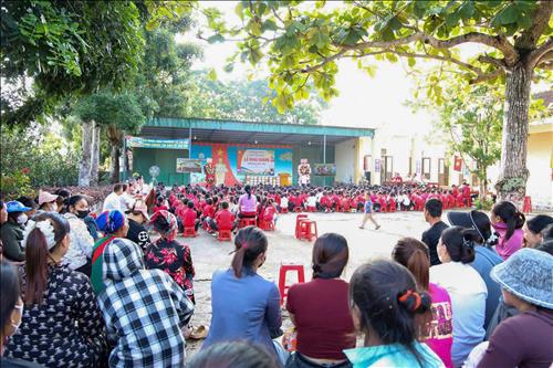Công ty Thủy điện Bản Vẽ phối hợp Phòng Tổ chức cán bộ, Công an tỉnh Nghệ An trao gần 18.500 quyển vở cho học sinh xã Sơn Lâm