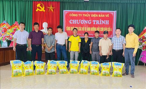 Công ty Thủy điện Bản Vẽ - Ban Quản lý dự án Thuỷ điện 2 chung tay ủng hộ đồng bào bị bão lụt tại huyện Thanh Chương, tỉnh Nghệ An