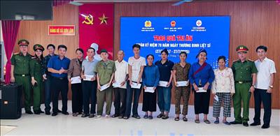 Công ty Thủy điện Bản Vẽ phối hợp với Phòng Cảnh sát Kinh tế Công an tỉnh Nghệ An tặng quà gia đình chính sách tại xã Sơn Lâm