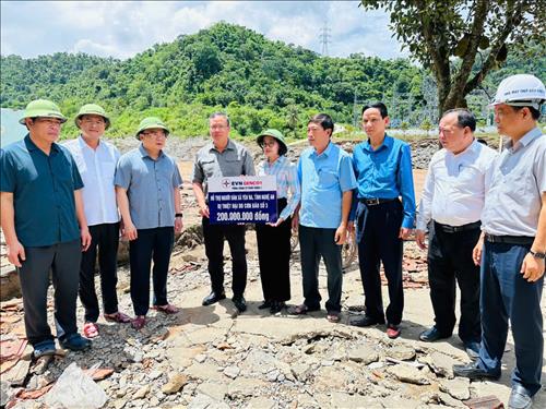 EVNGENCO1 và Công ty Thủy điện Bản Vẽ trao 1 tỷ đồng hỗ trợ người dân các xã miền Tây Nghệ An chịu ảnh hưởng mưa lũ
