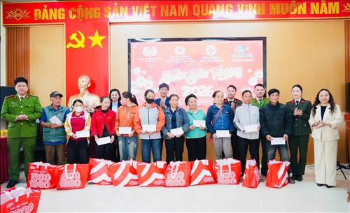 Công ty Thủy điện Bản Vẽ phối hợp Phòng Cảnh sát Kinh tế và Phòng An ninh kỹ thuật ngoại tuyến Công an tỉnh Nghệ An trao quà Tết tại xã Yên Na