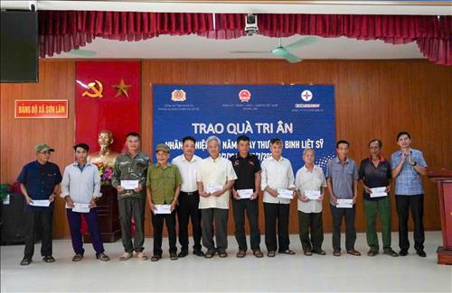 Phòng An ninh Chính trị nội bộ Công an tỉnh Nghệ An phối hợp Công ty Thủy điện Bản Vẽ trao quà tri ân gia đình chính sách tại xã Sơn Lâm