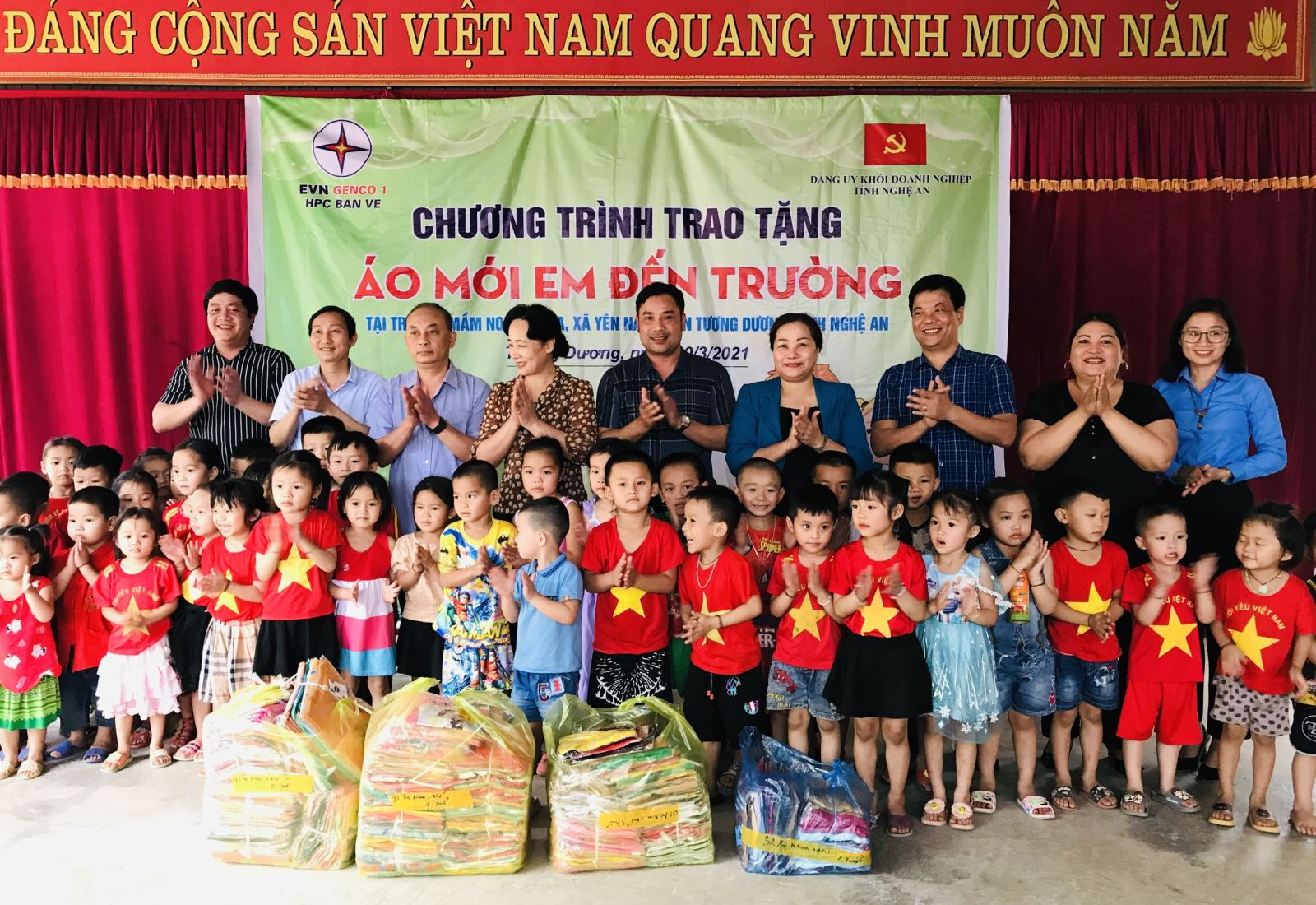 Công ty Thủy điện Bản Vẽ phối hợp với Đảng ủy khối doanh nghiệp tỉnh Nghệ An tổ chức chương trình “Trao tặng kinh phí làm đường nội bộ và áo mới đến trường”
